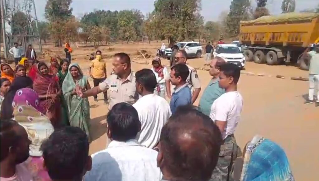 निर्माणाधीन सड़क में उड़ रही धूल से त्रस्त ग्रामीणों ने किया नेशनल हाईवे में चक्का जाम, ठेकेदार और विभाग पर उठे सवाल….