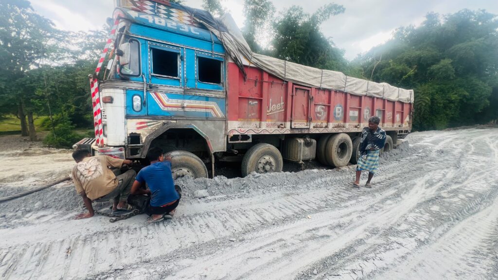 ब्रेकिंग न्यूज़: बिलासपुर-रतनपुर-केंदा मार्ग पर 72 घंटे से महाजाम, दलदल में तब्दील हुआ बाईपास, हजारों यात्री फंसे…